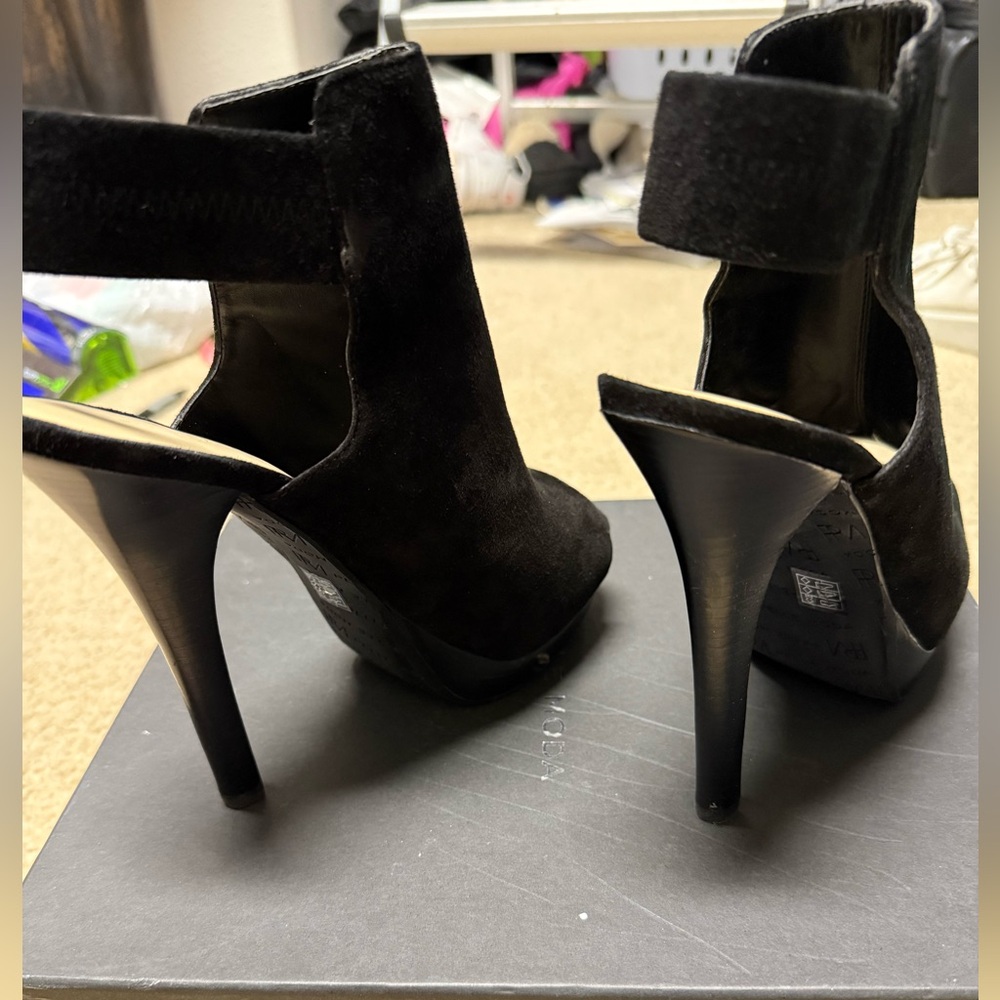 Pelle Moda size 7.5 women’s black peep toe suede booties - Picture 4 of 7